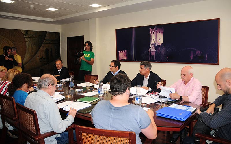 Romaní insiste en ser “juez y parte”, lo que ‘anula’ la investigación que iba a examinar la relación de Aguas de Cádiz y el director de su tesis