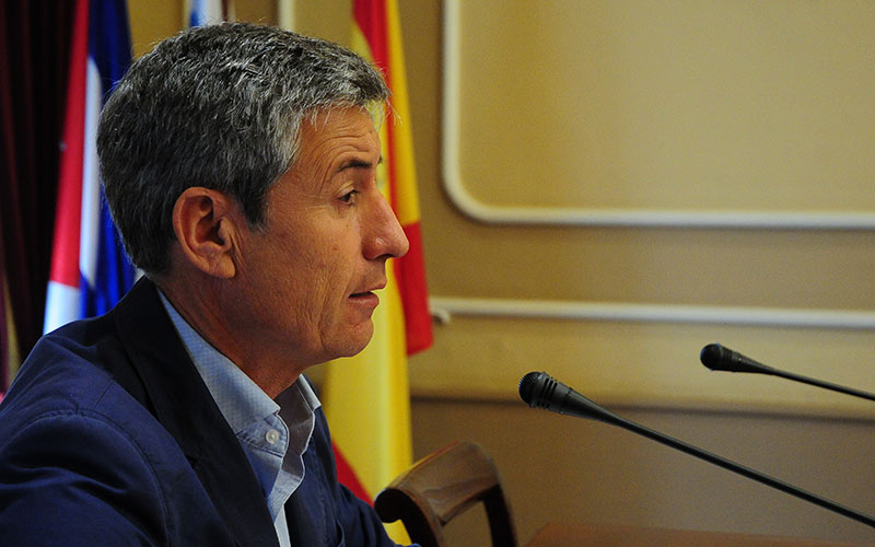 Cs cuestiona el decreto del alcalde que “privatiza la playa a favor de los chiringuitos y pone en jaque unos ingresos durante 30 años”