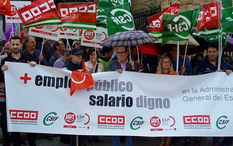 Protesta ante la Subdelegación en Cádiz para reclamar “más empleo público y salarios dignos” en la Administración General del Estado