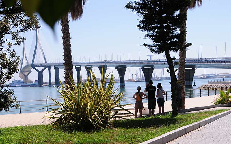 Se olvida la mochila, con mil euros, “impresionado” con las vistas del segundo puente; una ciudadana la encontró y la entregó a la Policía