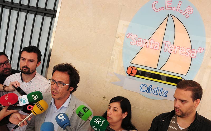 El alcalde repasa las mejoras acometidas en varios colegios de Cádiz para reafirmar el compromiso municipal “por la escuela pública”