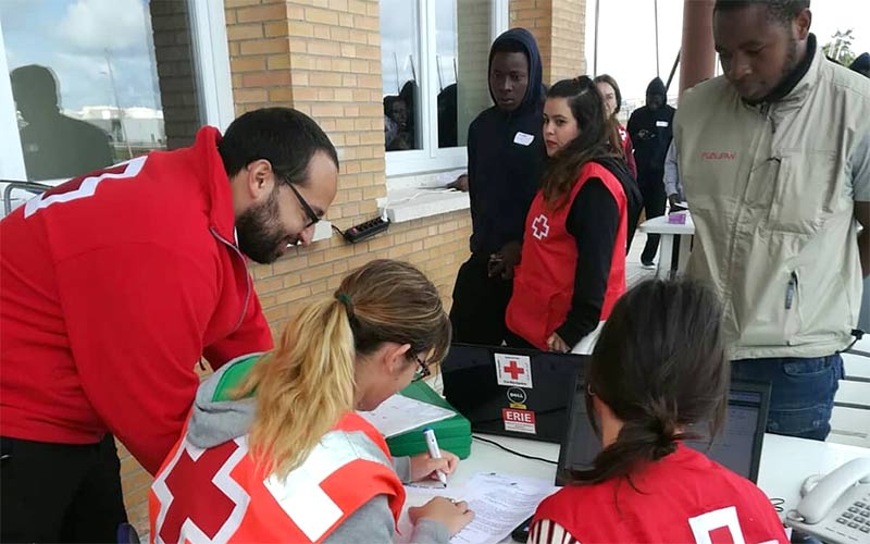 Cruz Roja atiende en el Elcano de Cádiz, cedido por el Ayuntamiento, a una treintena de personas inmigrantes “abandonadas” a su suerte