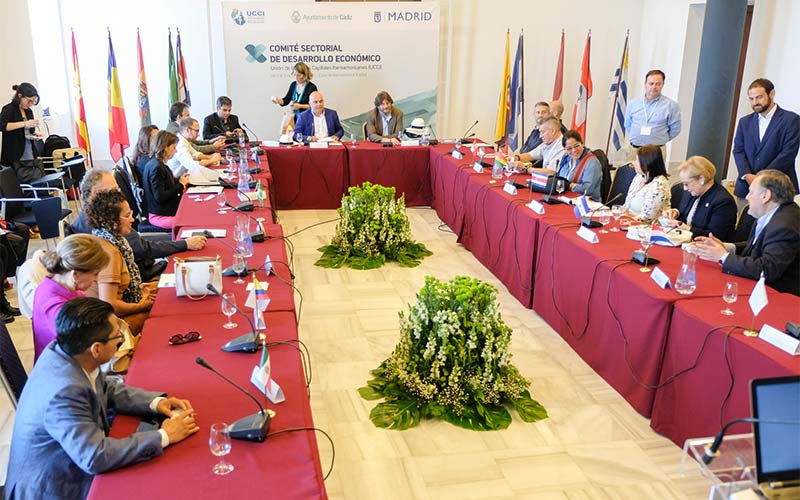 Representantes de ciudades iberoamericanas reflexionan en Cádiz sobre una necesaria “economía humanizada desde el municipalismo”