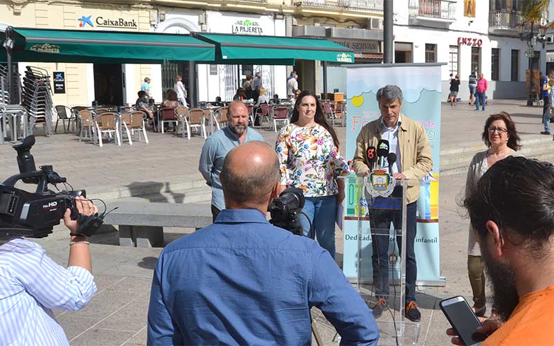La plaza de la Iglesia es epicentro un año más de diez días de Feria del Libro, dedicada en esta ocasión a la literatura infantil