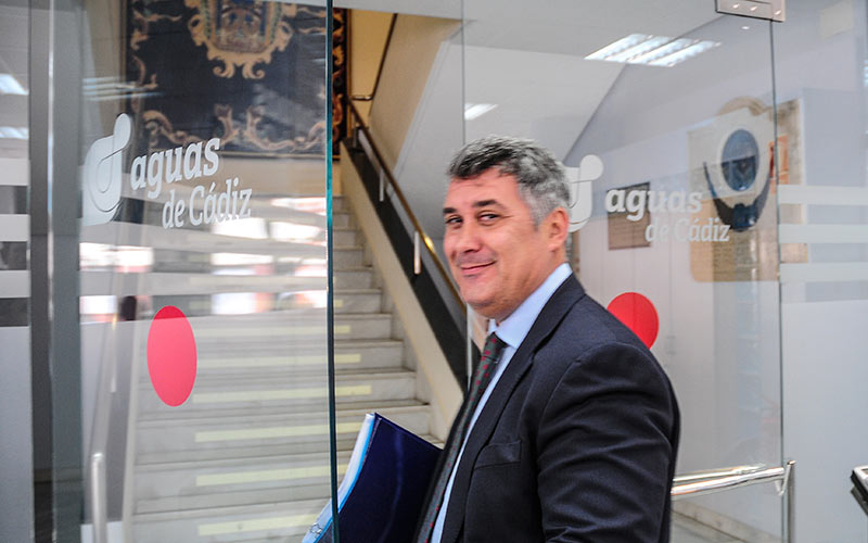 Jurídicos de Aguas de Cádiz ven posible prevaricación, malversación, fraude y falsificación en el caso de Romaní y el director de su tesis