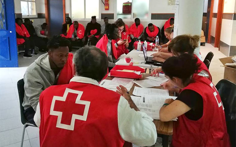 Cruz Roja habilita albergues en Cádiz y Jerez para auxiliar y orientar a personas inmigrantes ante el repunte de pateras de estos días