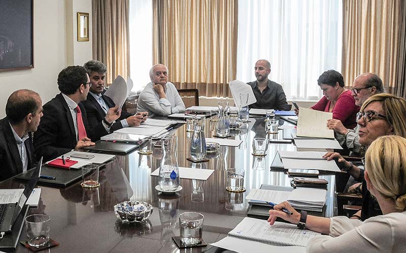 El Gobierno local denuncia en los juzgados el caso de Aguas de Cádiz, Romaní y el director de su tesis, y afea al PSOE por “ponerse de perfil”