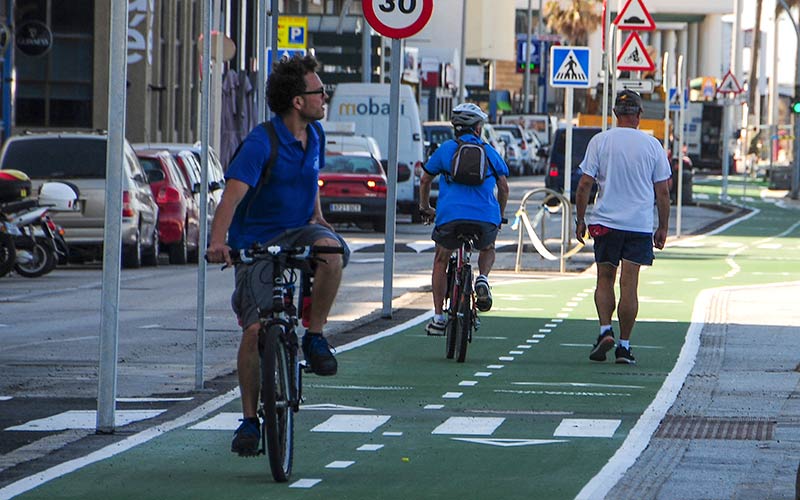 La Asamblea Ciclista aplaude la “calidad”, aunque también ve fallos, del carril bici del paseo marítimo: “rompe con todo lo hecho antes”