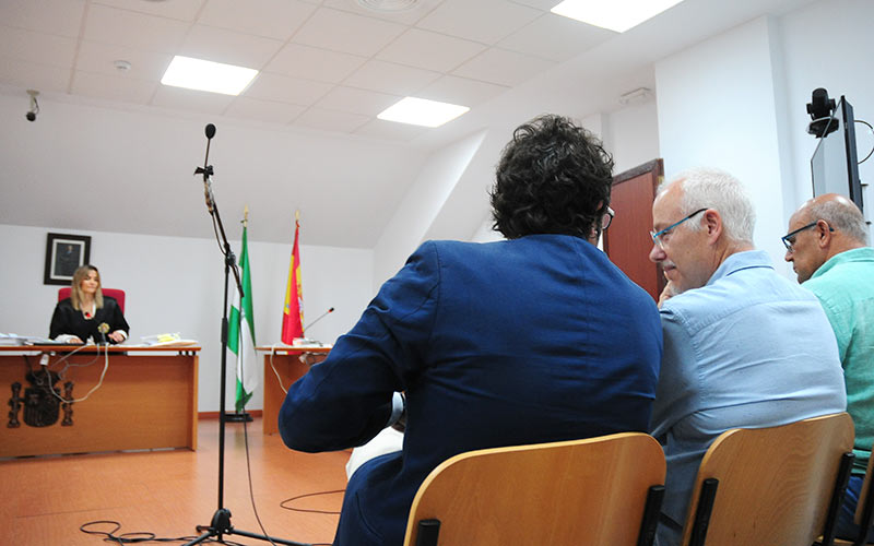 El PP, herido en su honor, sienta al alcalde de Cádiz en el banquillo