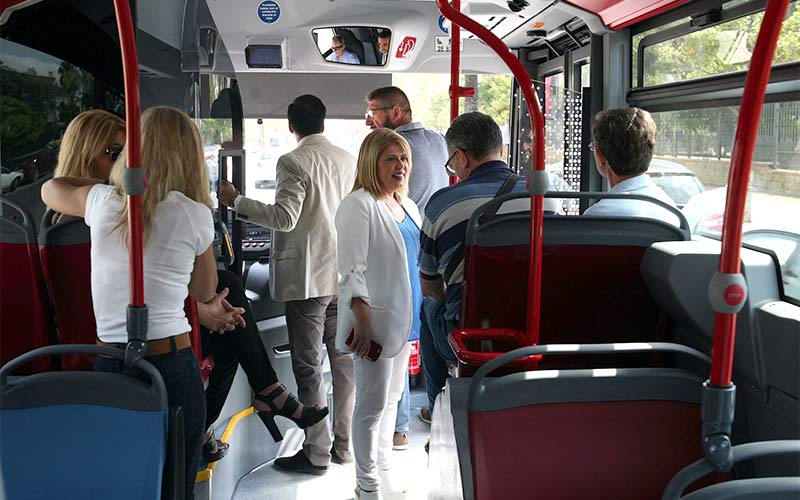 Llegan los primeros nueve vehículos sostenibles para renovar la anticuada flota del servicio municipal de autobuses urbanos en Jerez