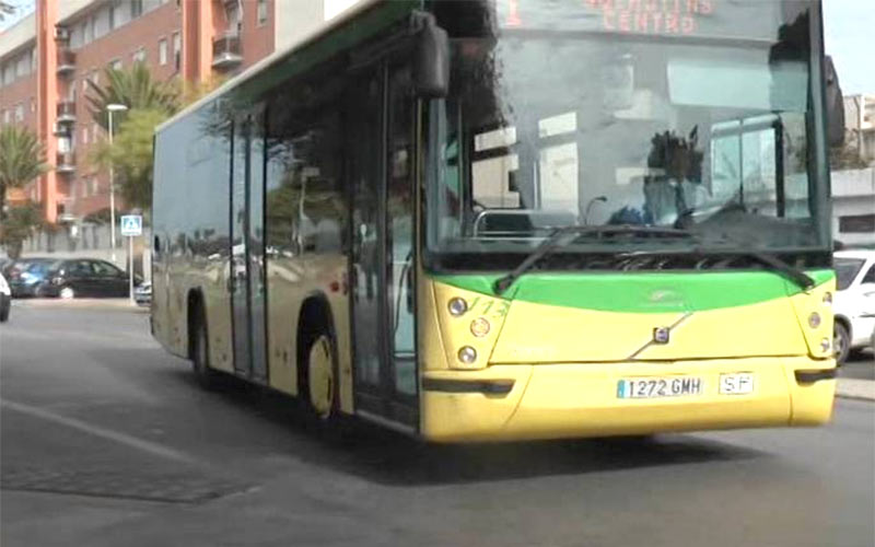 Los autobuses urbanos en Chiclana, que refuerzan las conexiones con la costa, esperan superar los 300.000 usuarios durante el verano