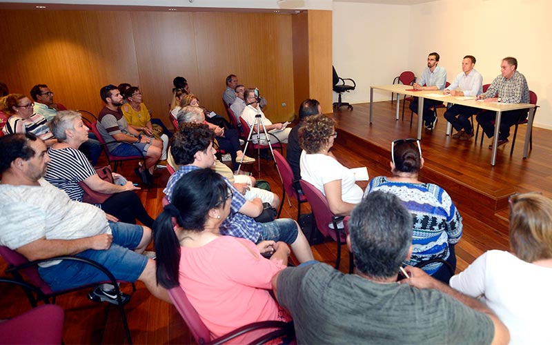 Unos 70 dentistas voluntarios en la provincia realizan informes a los afectados por el cierre de iDental en El Puerto de cara a reclamar