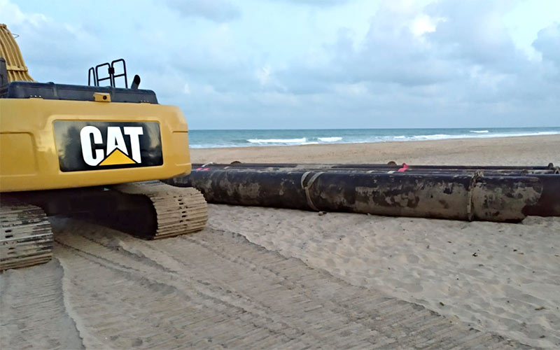 Llega al fin la arena a la playa de Camposoto