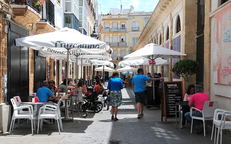 Dos cada tres parados menos en Cádiz en junio, del sector servicios