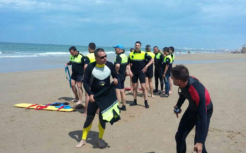 Agentes de la Policía Local también hacen de ‘socorristas’ en Cádiz