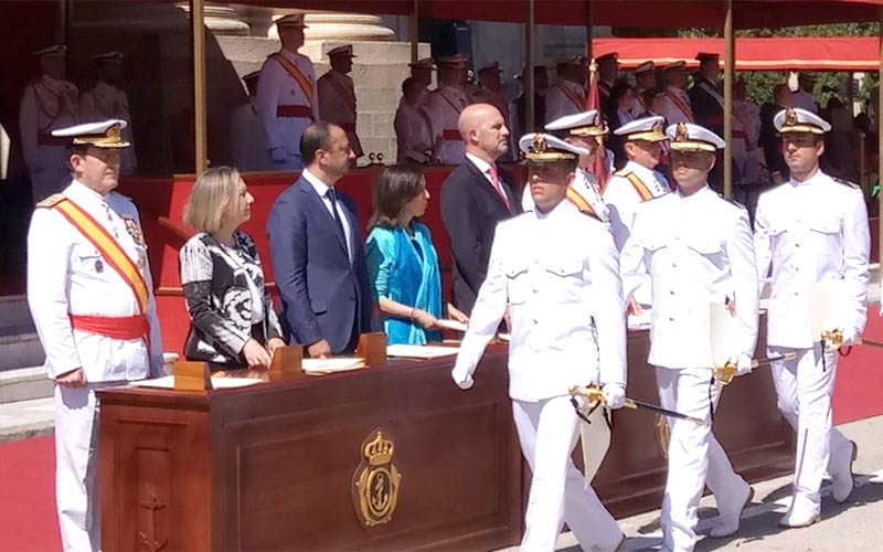La nueva ministra de Defensa se muestra predispuesta a concertar un encuentro sobre la servidumbre militar de La Isla, Rota y Barbate