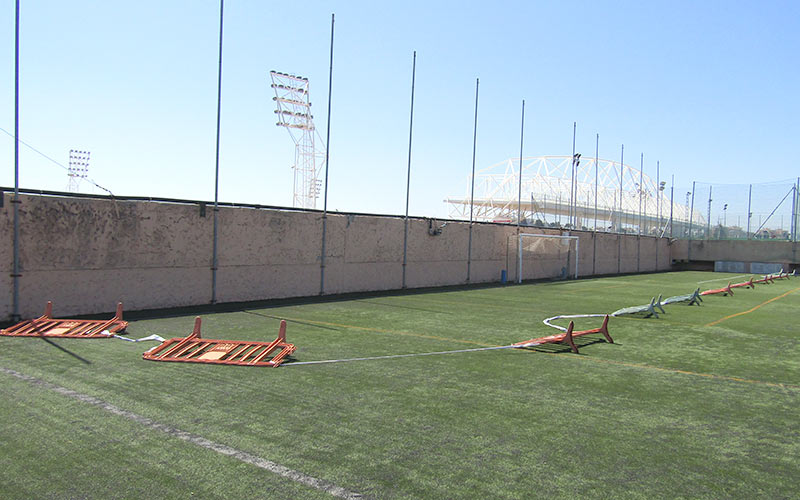 Preguntan por el cierre “desde hace meses” de unos de los campos de césped artificial de Bahía Sur ante el riesgo de caída de un muro