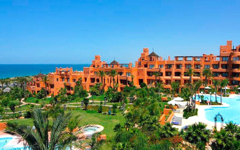 El verano en Chiclana arranca con optimismo: los hoteles de la costa rozan el 89% de ocupación media en junio