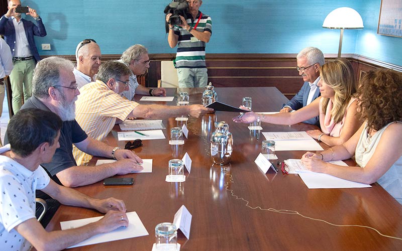 La presidenta andaluza se compromete con los trabajadores del astillero de Puerto Real a trasladar sus demandas a Pedro Sánchez
