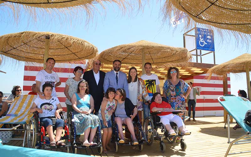 La playa de Camposoto, ya con arena, estrena ‘acceso 5 estrellas’ reservado para personas con movilidad reducida