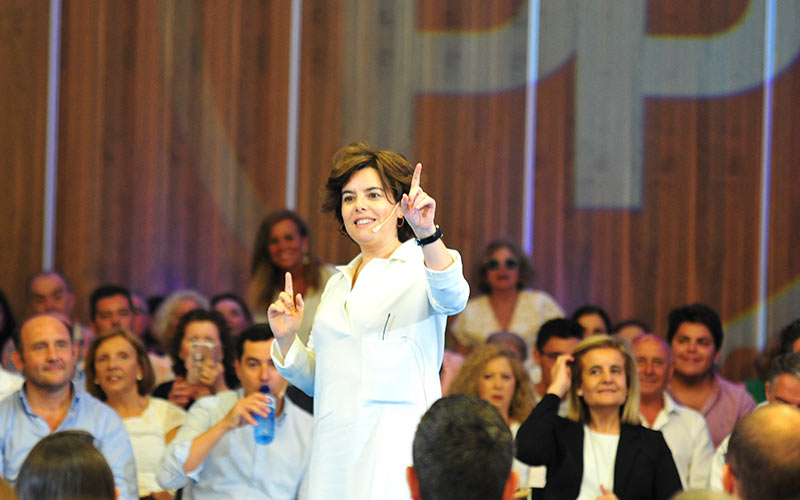 Sáenz de Santamaría, en su camino para liderar el PP nacional frente a Casado, hace campaña entre afiliados de Cádiz donde logró 749 votos
