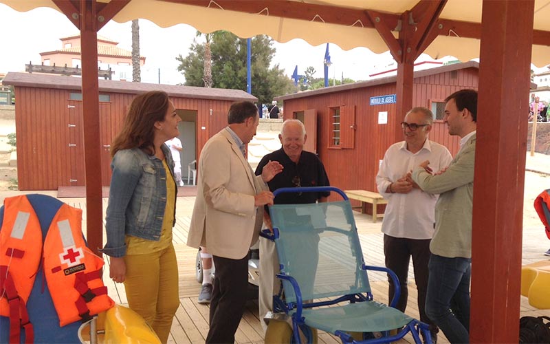 Las playas de La Barrosa y Sancti Petri estrenan este verano diferente equipamiento gracias a casi 500.000 euros de la Junta