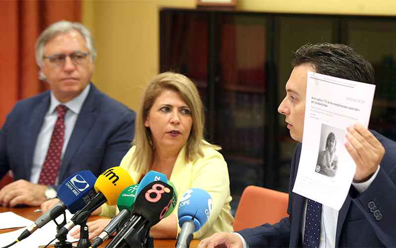 “Es falso que haya funcionarios en el Ayuntamiento de Jerez que cobren 120.000 euros”, replica la alcaldesa, que habla de “acoso”