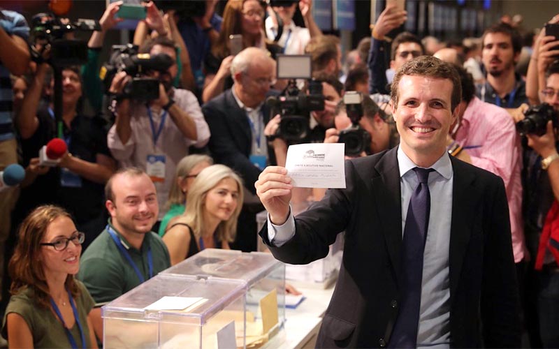 El PP de Cádiz ‘pierde’: felicita a Pablo Casado, nuevo líder nacional del partido, tras haber hecho campaña por Sáenz de Santamaría