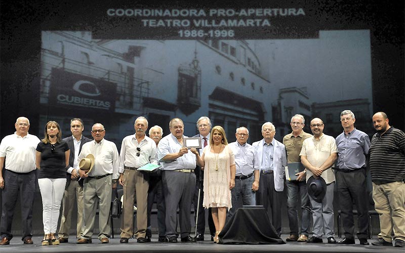 La coordinadora pro-apertura del Teatro Villamarta recibe el agradecimiento municipal más de 20 años después