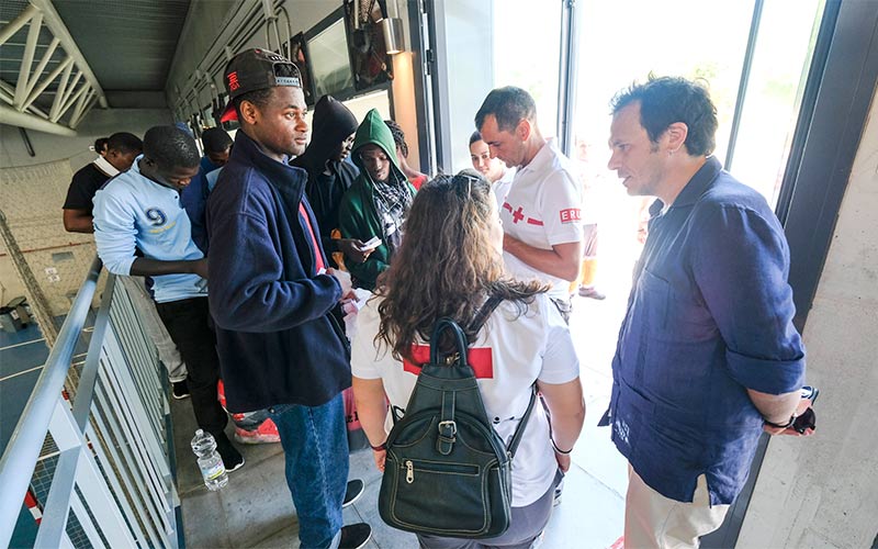 El alcalde agradece a los voluntarios de Cruz Roja la atención dada a los centenares de inmigrantes acogidos en Cádiz en los últimos días