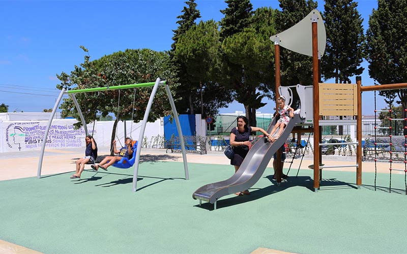 De descampado a plaza “muy bonita” con parque infantil: los vecinos de la barriada de Santa Ana están de ‘estreno’