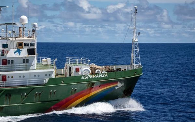 Greenpeace ‘atraca’ en Cádiz para denunciar la “urbanización masiva” de la costa española