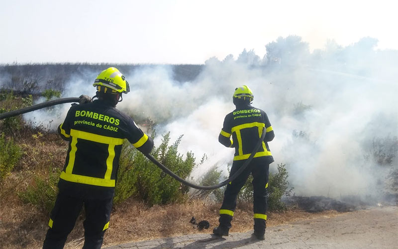 Un incendio de pastos en Jerez, avivado por el levante, obliga a evacuar la casa de acogida Hogar Siloé