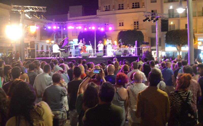 La Noche Blanca vuelve a “llenar” el centro y se consolida como “la velada lúdico cultural más importante del verano isleño”