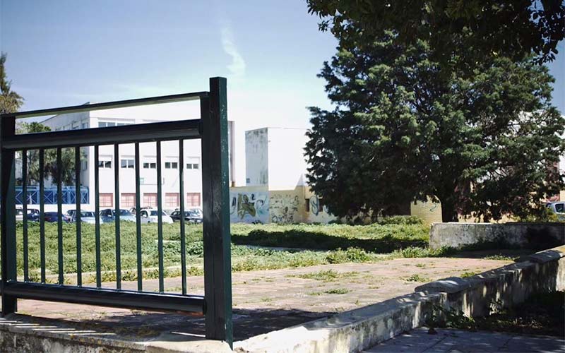 Plantean al Gobierno jerezano recuperar el solar abandonado anexo a la biblioteca de La Granja y crear “un lugar de encuentro vecinal”