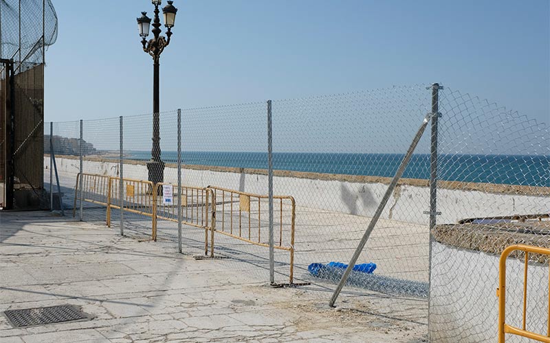 Vallado parte del Paseo del Vendaval por su mal estado mientras se requiere “una vez más” a Costas actuar sobre la muralla