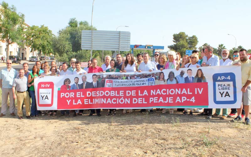 El PP gaditano se coloca tras la pancarta para exigir lo que antes rechazaba: la liberalización inmediata del peaje de la autopista AP-4