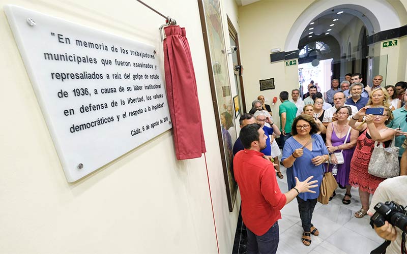 En recuerdo de los más de 400 trabajadores del Ayuntamiento de Cádiz represaliados por los franquistas tras el golpe de Estado del 36