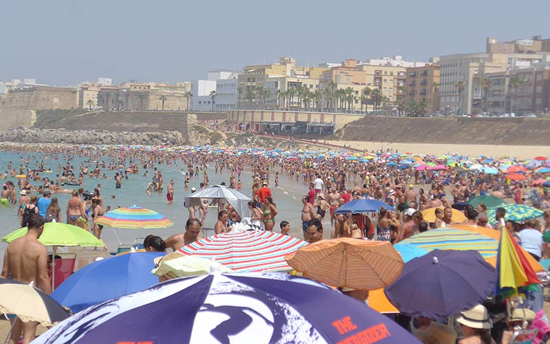 “El PP se ha tenido que levantar a las siete de la mañana, antes que los propios trabajadores, para encontrar papeleras llenas en la playa”