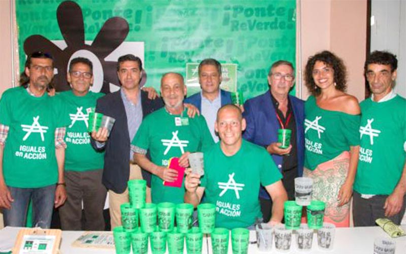 La venta solidaria de vasos retornables de la mano de Iguales en Acción está presente este verano en eventos culturales gaditanos