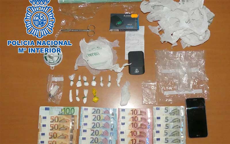 Sorprendido un vecino del barrio de Santa María con envoltorios de cocaína y MDMA para su inmediata distribución