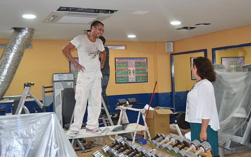 El Patronato climatiza el gimnasio del pabellón del Parque y arregla al fin el muro de unos de los campos de hierba artificial de Bahía Sur