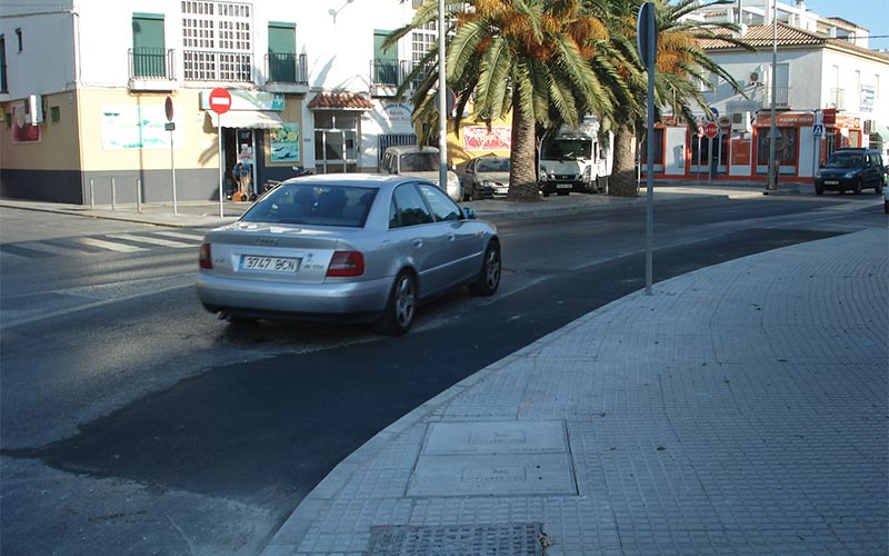 Un tercer carril en el tramo de la carretera de Fuente Amarga frente al colegio Atlántida para agilizar el tráfico en la zona