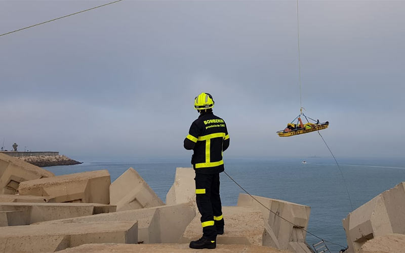 Un menor, herido al caer a los bloques en la Punta