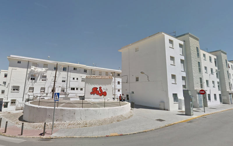 Alrededor del 25% de los inquilinos de los pisos municipales de la barriada de Santa Ana acepta ya comprar su casa por 6.900 euros