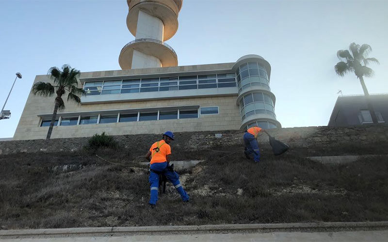 La última limpieza del talud de la playa de Santa María del Mar ‘deja’ 375 kilos de basura