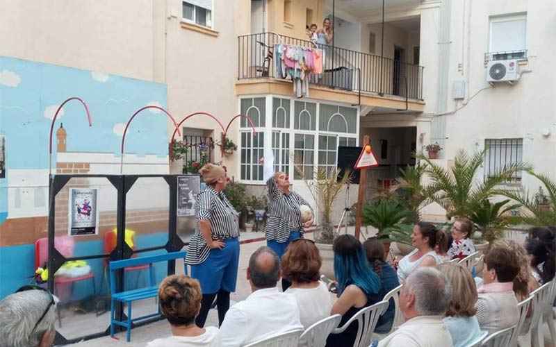 Teatro en patios de viviendas públicas de Cádiz, Puerto Real y Jerez para “fomentar un desarrollo comunitario crítico”