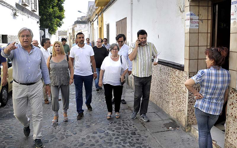 Sánchez prevé una “actuación integral” en el barrio de Santiago