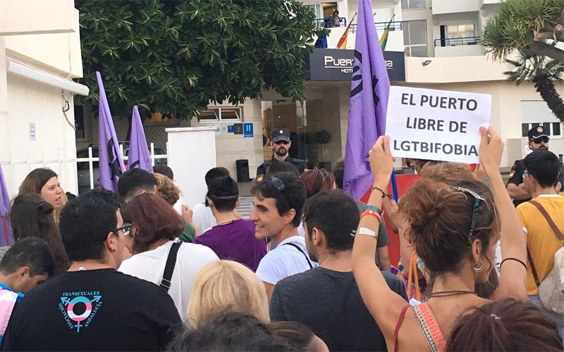 Ultracatólicos logran ‘difundir’ en El Puerto, entre protestas, su “discurso del odio” denunciando el “ataque frontal a la familia natural”