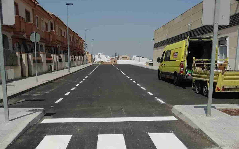 Reformada la calle Fernando I para dotar de más aparcamientos a la barriada Huerta del Rosario